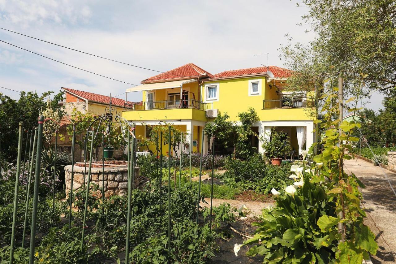 Senkini Dvori Apartment Sutomiscica Екстериор снимка