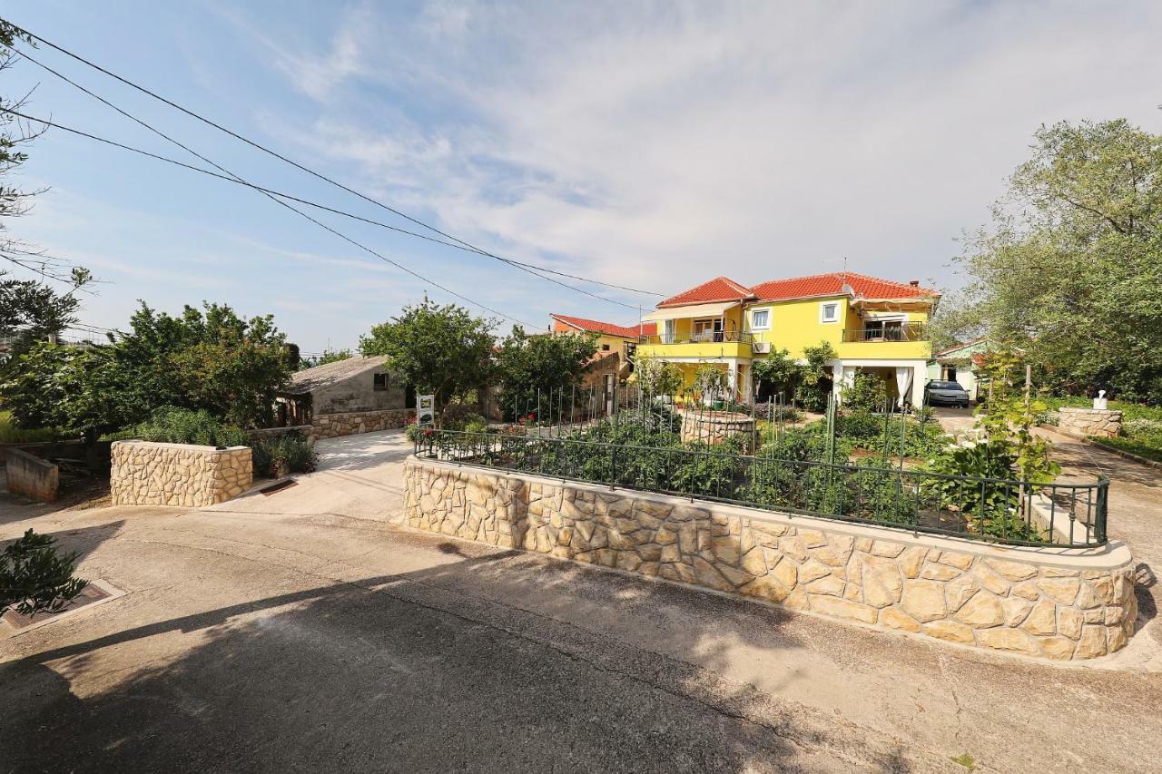 Senkini Dvori Apartment Sutomiscica Екстериор снимка